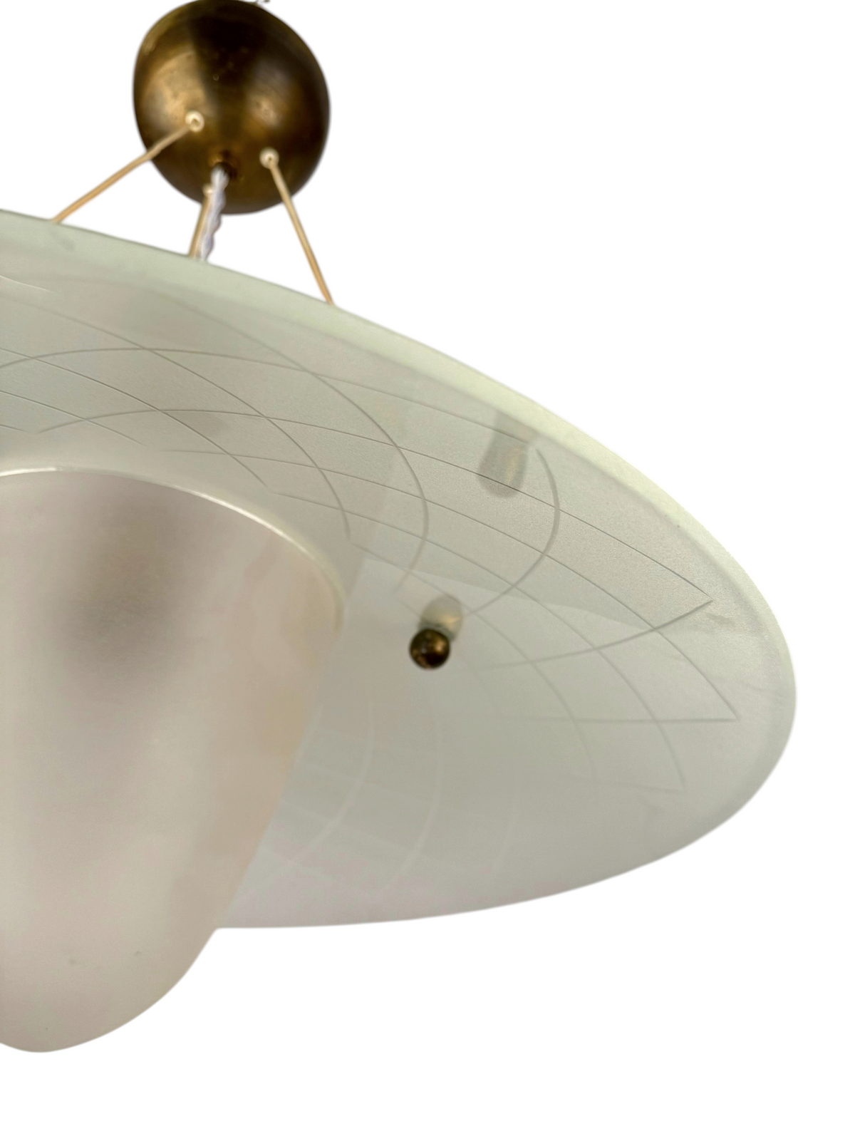 Modighus.se vintage taklampa i frostat glas med geometriskt mönster och mässingsdetaljer från 30- eller 40-talet.