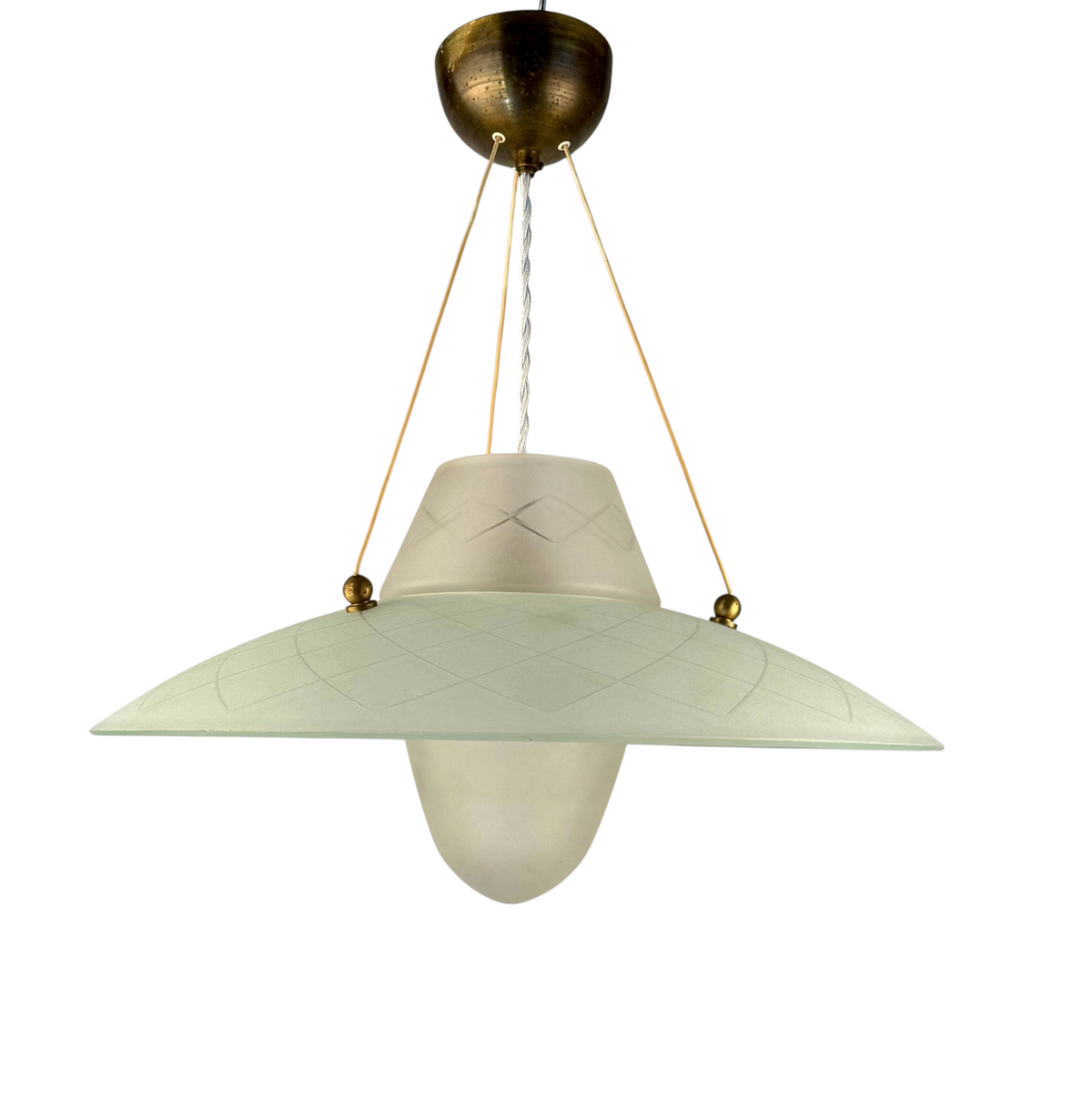 Modighus.se vintage taklampa i frostat glas med geometriskt mönster och mässingsdetaljer från 30- eller 40-talet.
