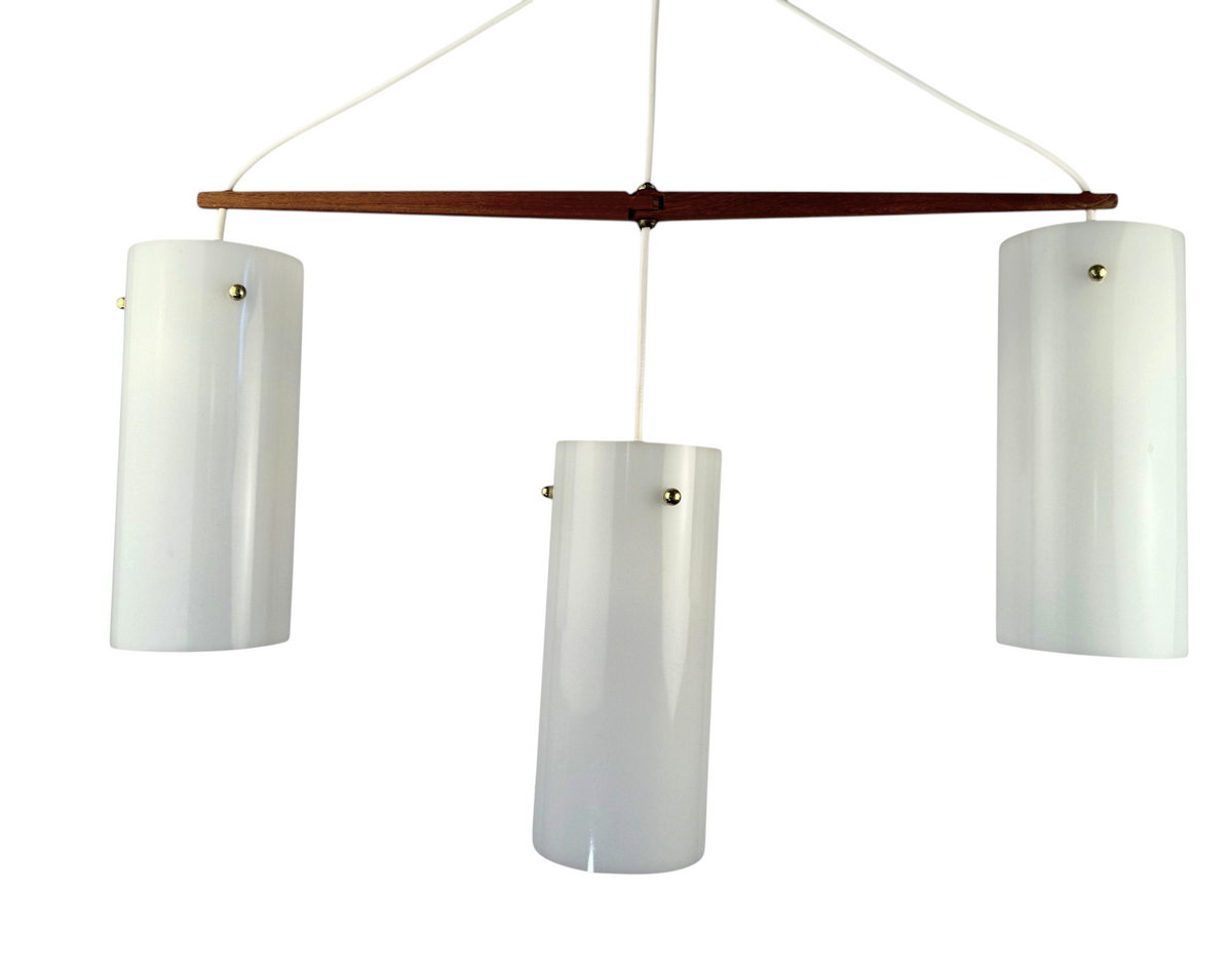 Modighus.se retro taklampa från 1960-talet med tre vita akrylskärmar och justerbara detaljer i teak.