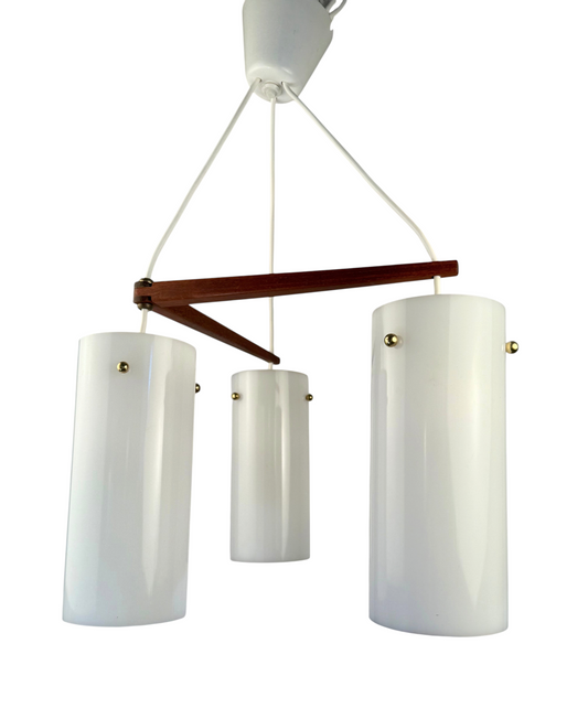 Modighus.se retro taklampa från 1960-talet med tre vita akrylskärmar och detaljer i teak.