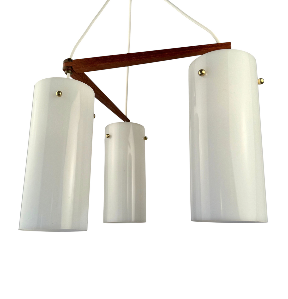 Modighus.se retro taklampa från 1960-talet med tre vita cylindriska akrylskärmar och detaljer i teak.