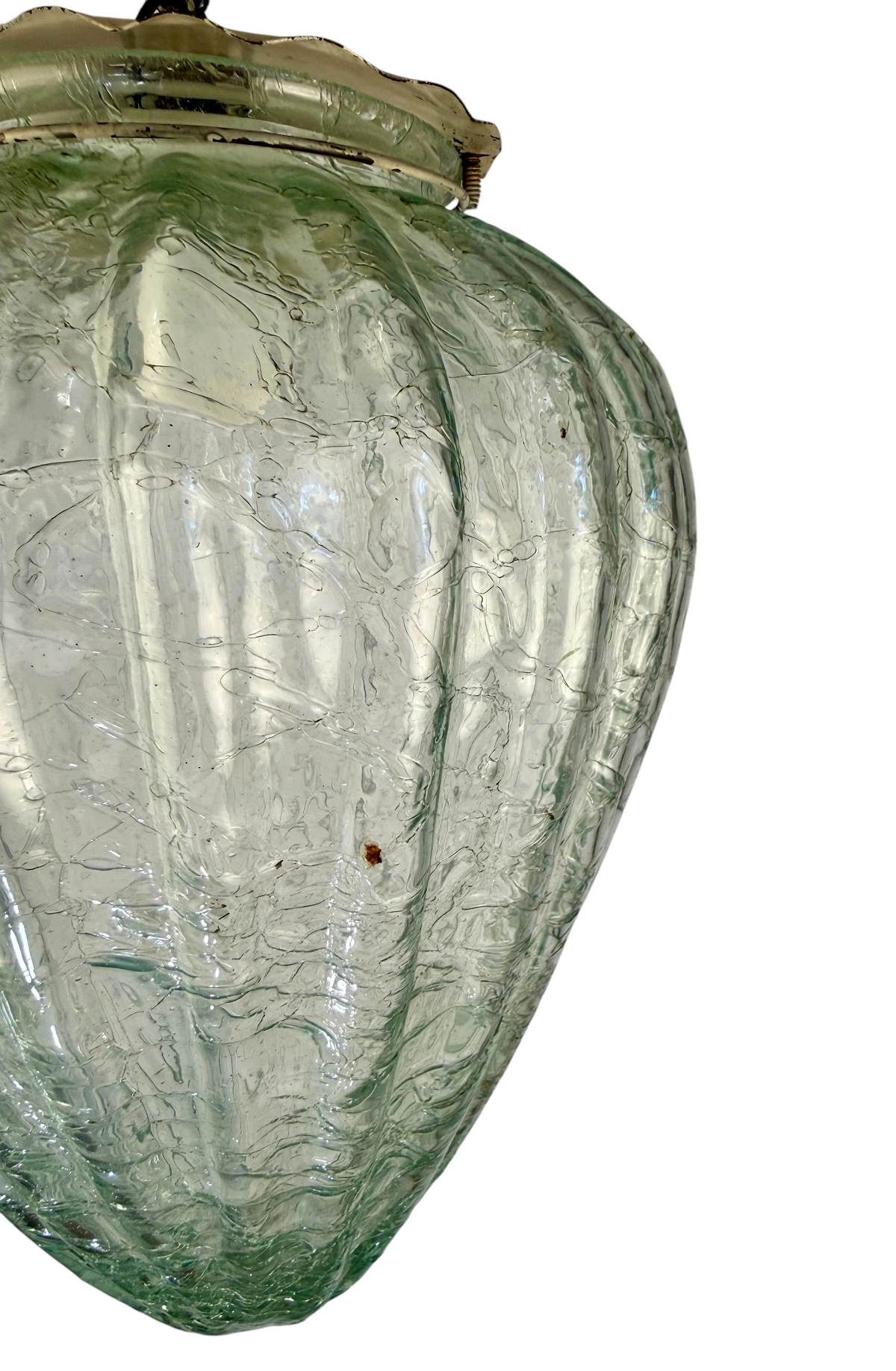 Modighus.se vintage taklampa i krackelerat glas med räfflad form och vitt smidesfäste från 1940-talet