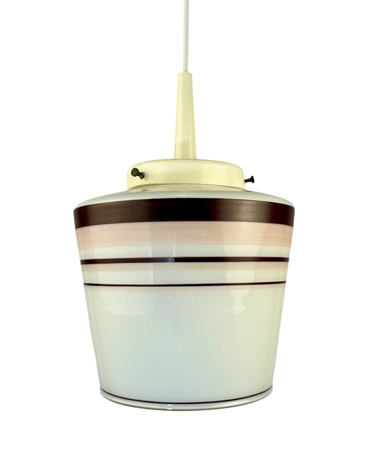 Modighus.se retro taklampa i vitt glas med dekorativa ränder i röd nyans och fäste i vit plast från 1950-talet.