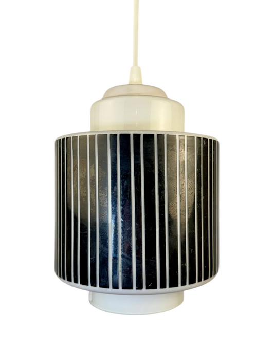 Modighus.se retro taklampa i vitt glas med svarta vertikala ränder från 1950-talet