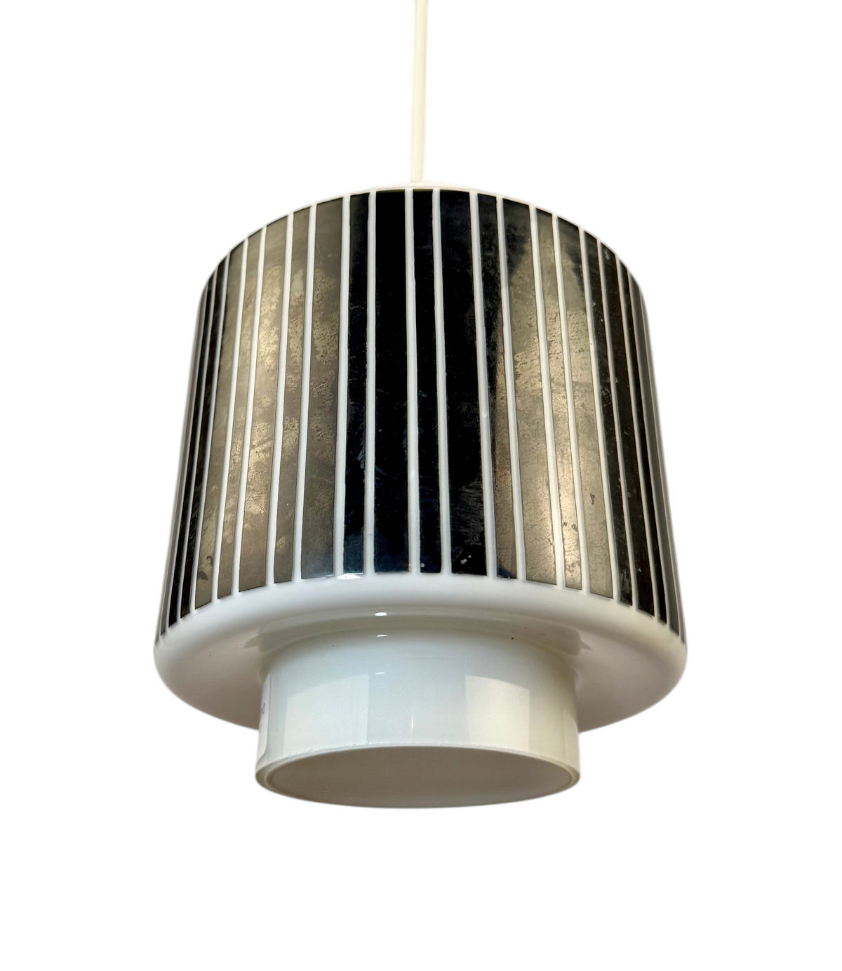 Modighus.se retro taklampa i vitt glas med svarta vertikala ränder från 1950-talet