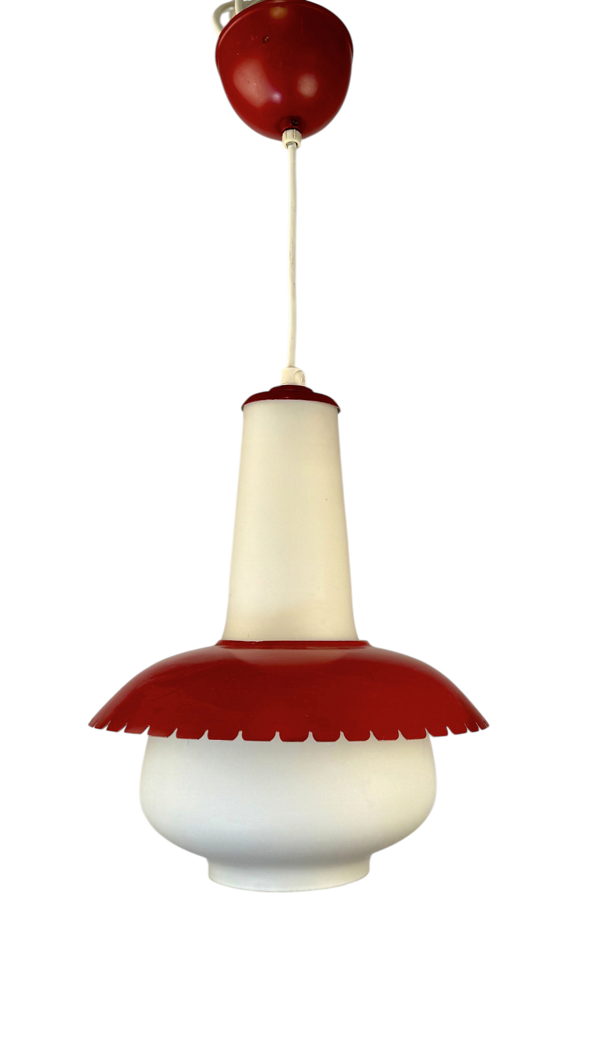 Modighus.se retro taklampa från 1950-talet i mattvitt glas och röd plåt med dekorativ kant.