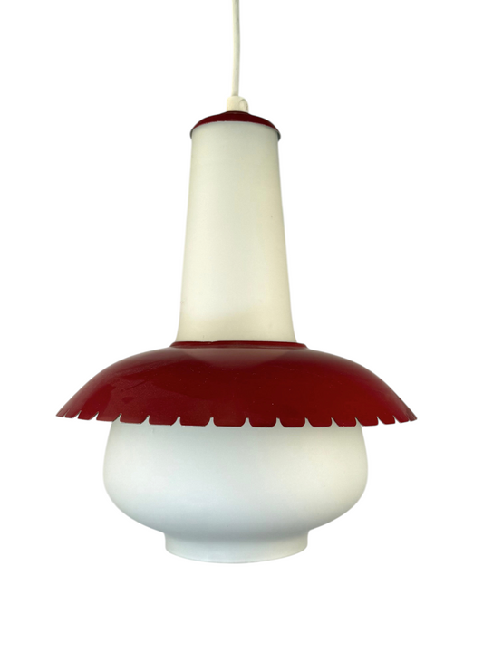 Modighus.se retro taklampa från 1950-talet i mattvitt glas och röd plåt med dekorativ vågig kant.