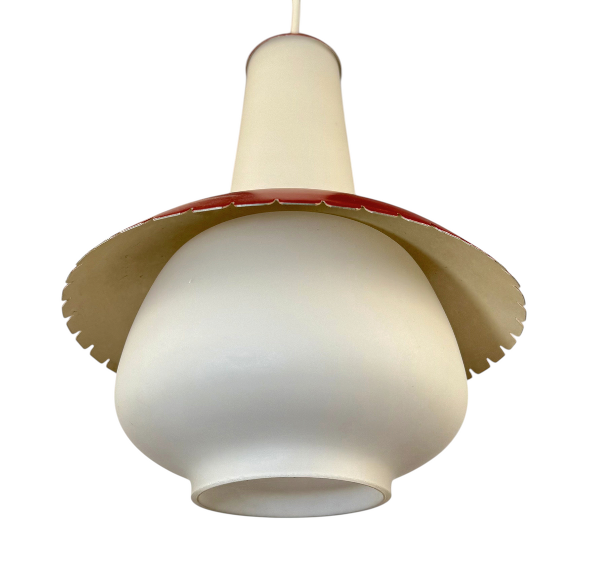 Modighus.se retro taklampa från 1950-talet i mattvitt glas och röd plåt med dekorativ kant.