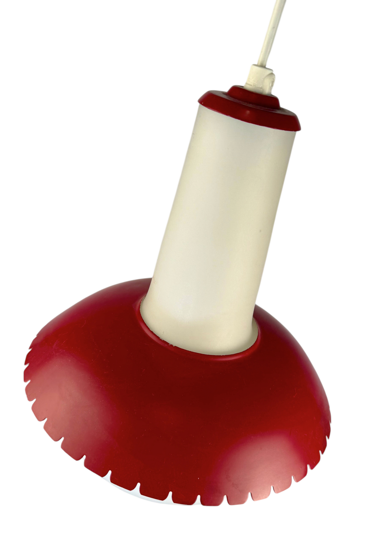 Modighus.se retro taklampa från 1950-talet i vit glas och röd plåt med dekorativ kant.