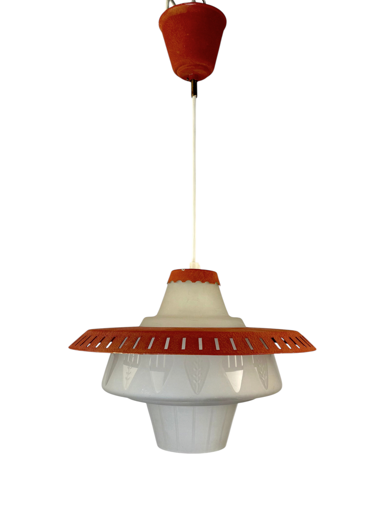 Modighus.se retro taklampa från 1950-talet i frostat glas med röd perforerad metallskärm och detaljer.