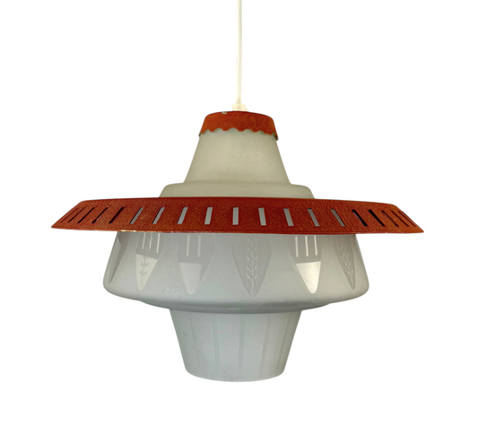 Modighus.se retro taklampa i frostat glas med röd perforerad metallskärm från 1950-talet