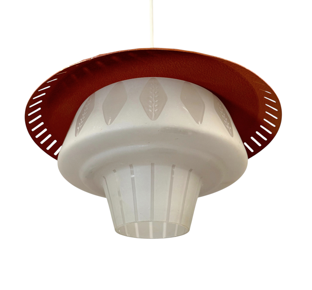 Modighus.se retro taklampa från 1950-talet med frostat glas och röd metallskärm med perforerad kant.