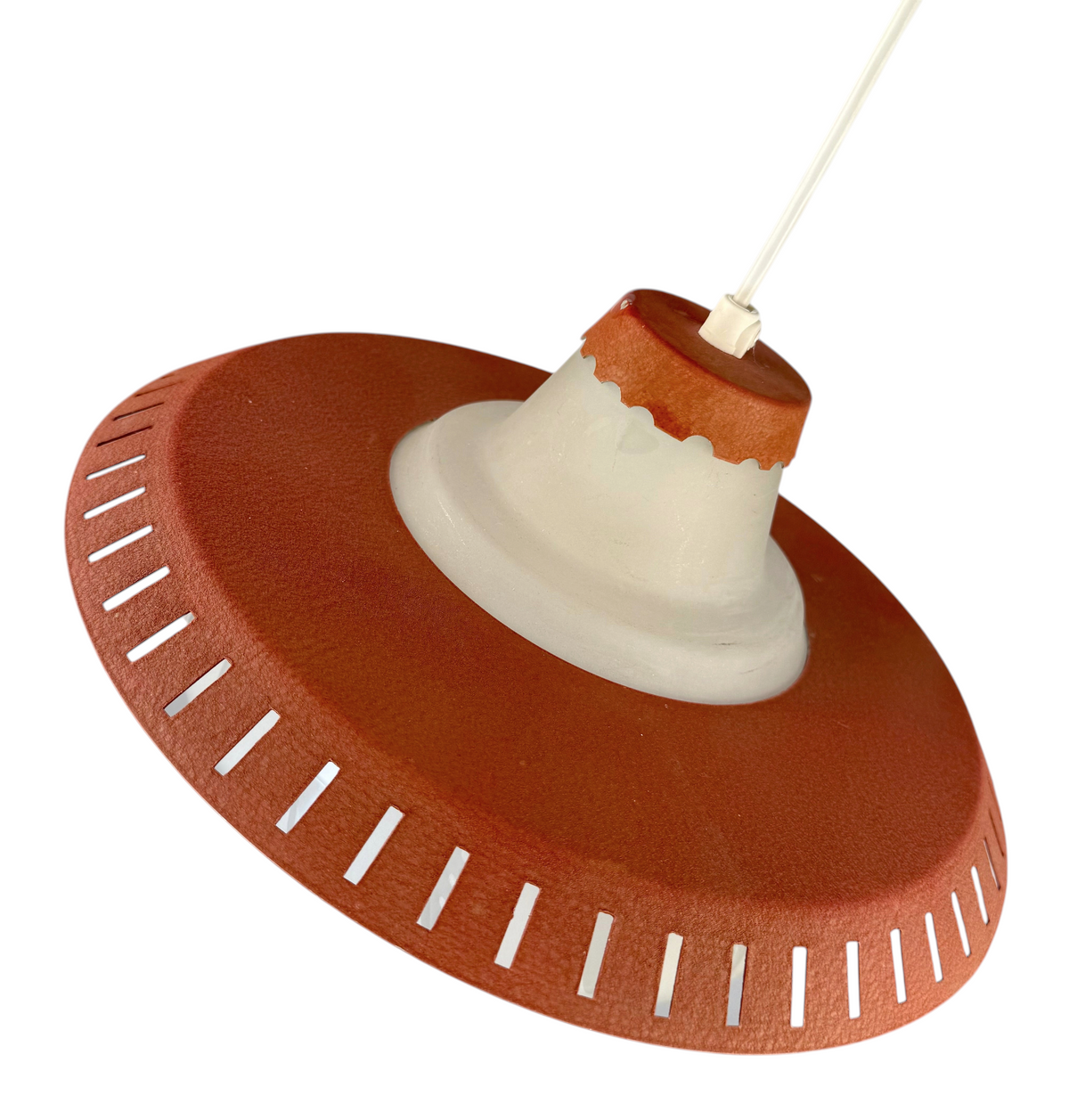 Modighus.se retro taklampa från 1950-talet i frostat glas med röd perforerad metallskärm