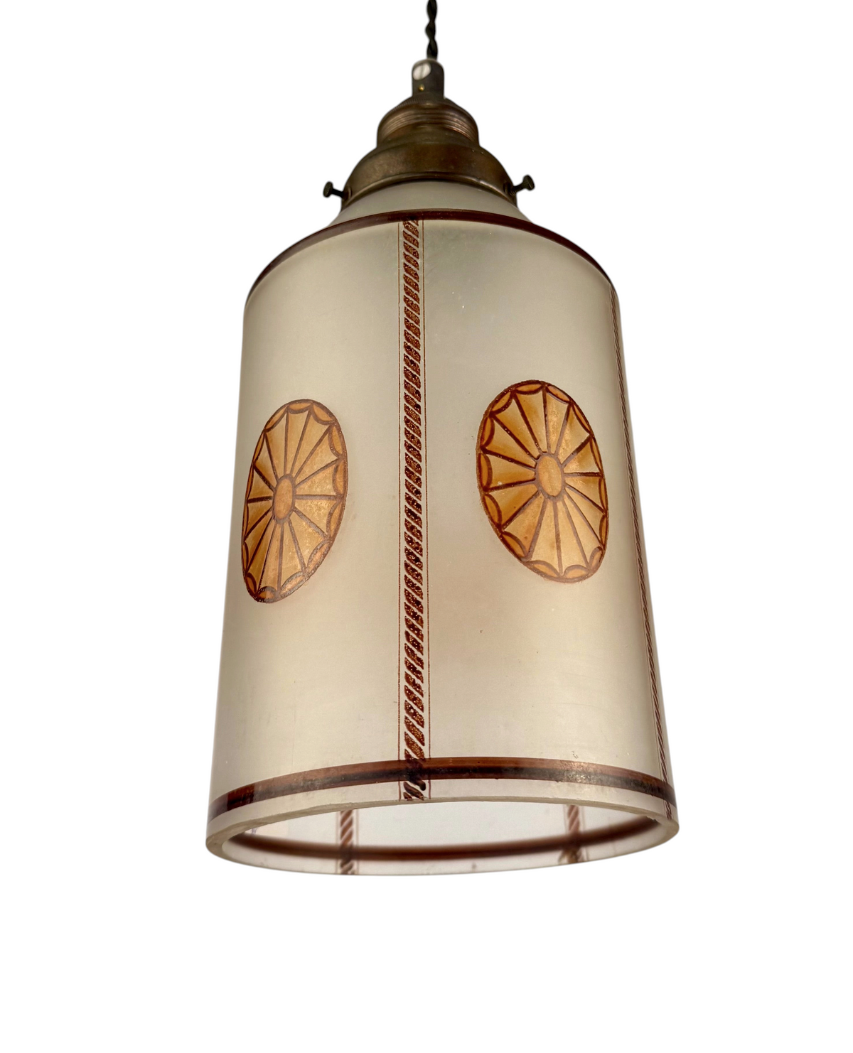 Modighus.se Jugend-lampa i tubformat frostat glas med brun dekor och fäste i oxiderad mässing från 1920-talet.