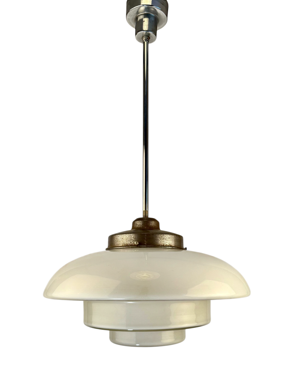 Modighus.se stor funkislampa i vitt glas med frostat mönster och kromad pendel i vintagestil