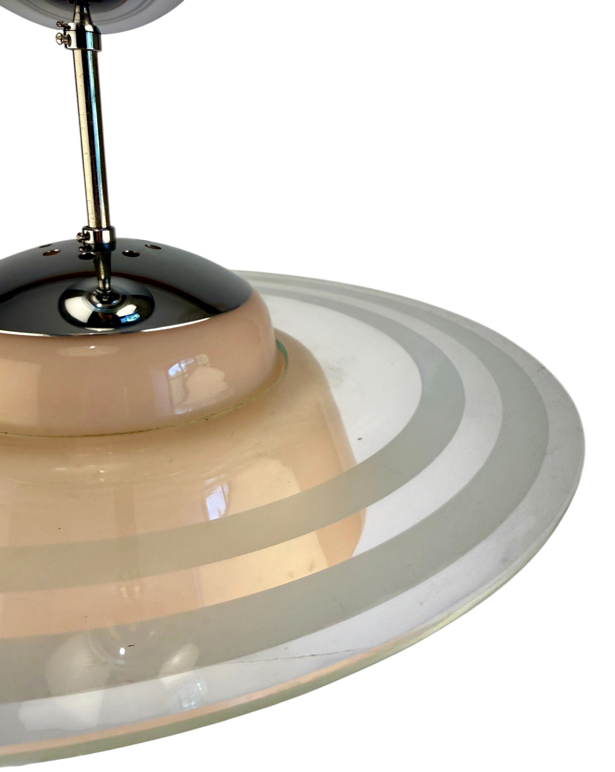 Modighus.se Saturnus taklampa i rosa glas med en klarglasring prydd av frostade ränder och kromade detaljer.