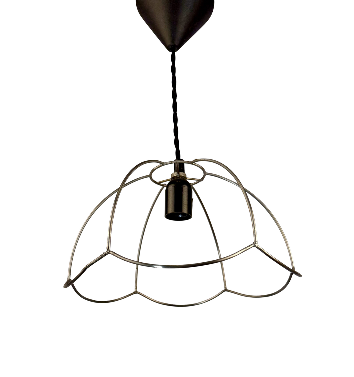 Modighus.se taklampa med naken lampskärm i rå metall och svart tvinnad textilkabel i vintagestil