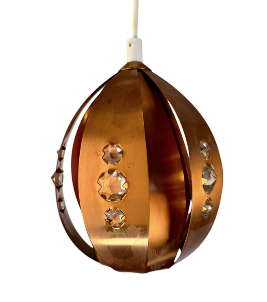 Modighus.se retro taklampa i koppar från 1960-talet med dekorativa prismor i slipad plast.