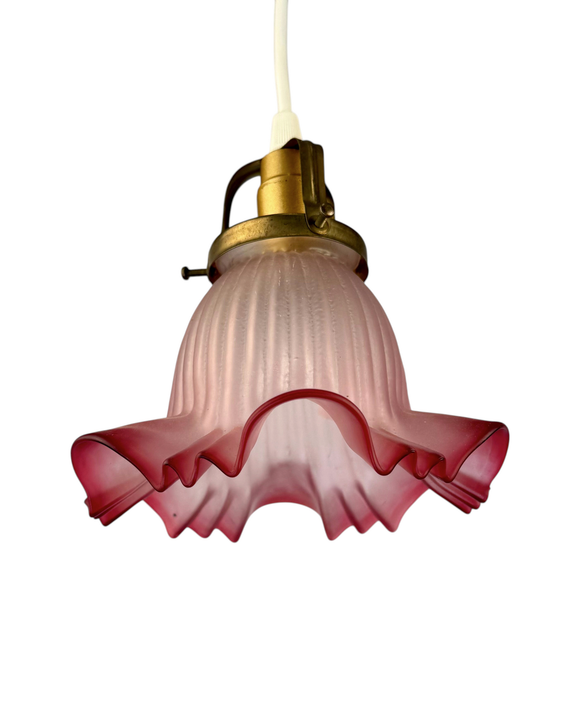 Modighus.se vintage fönsterlampa i röd-rosa glas med vågig kant och mässingsfäste från 1960-talet
