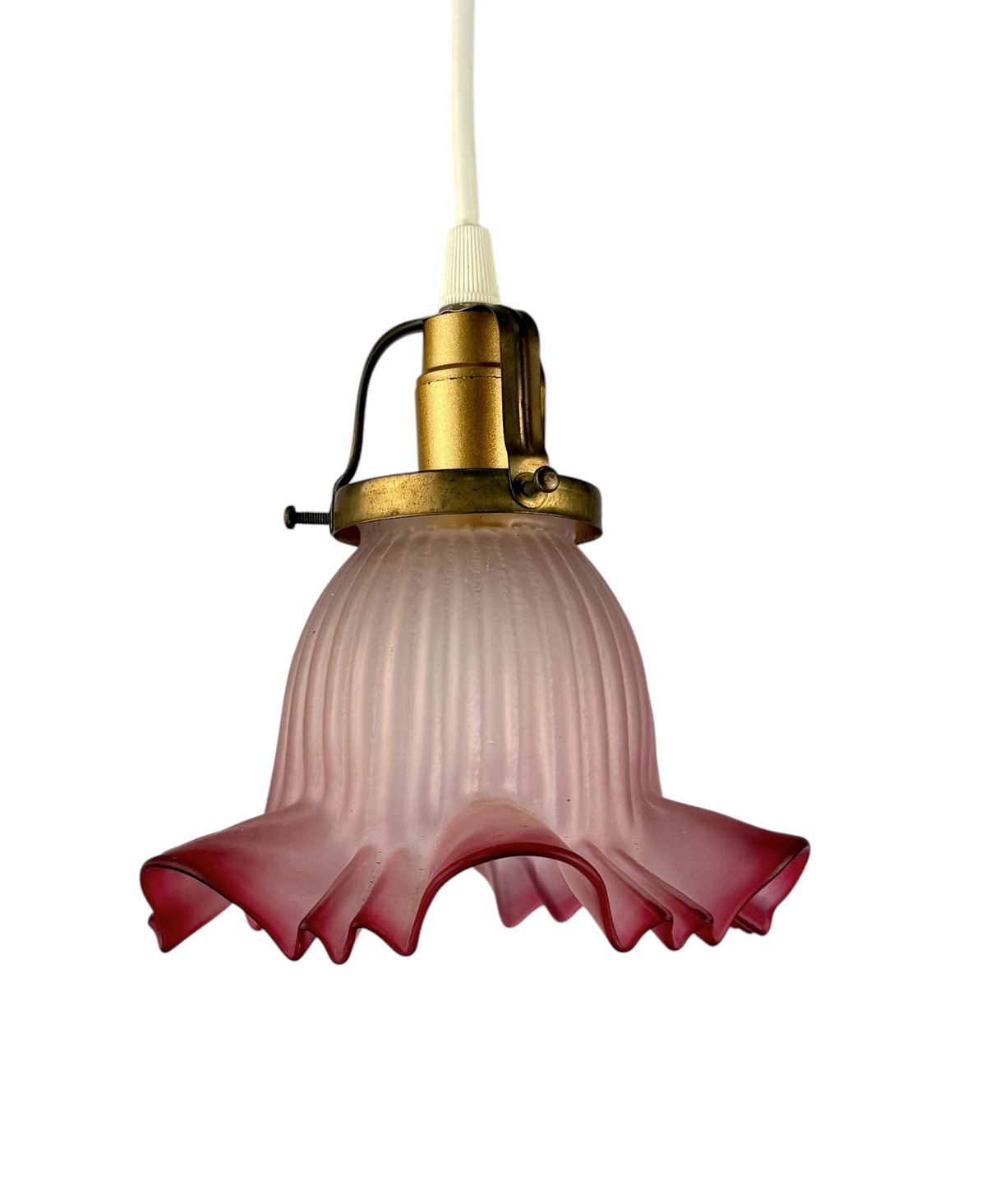 Modighus.se vintage fönsterlampa i röd-rosa glas med mässingsfäste och vågig kant från 1960-talet