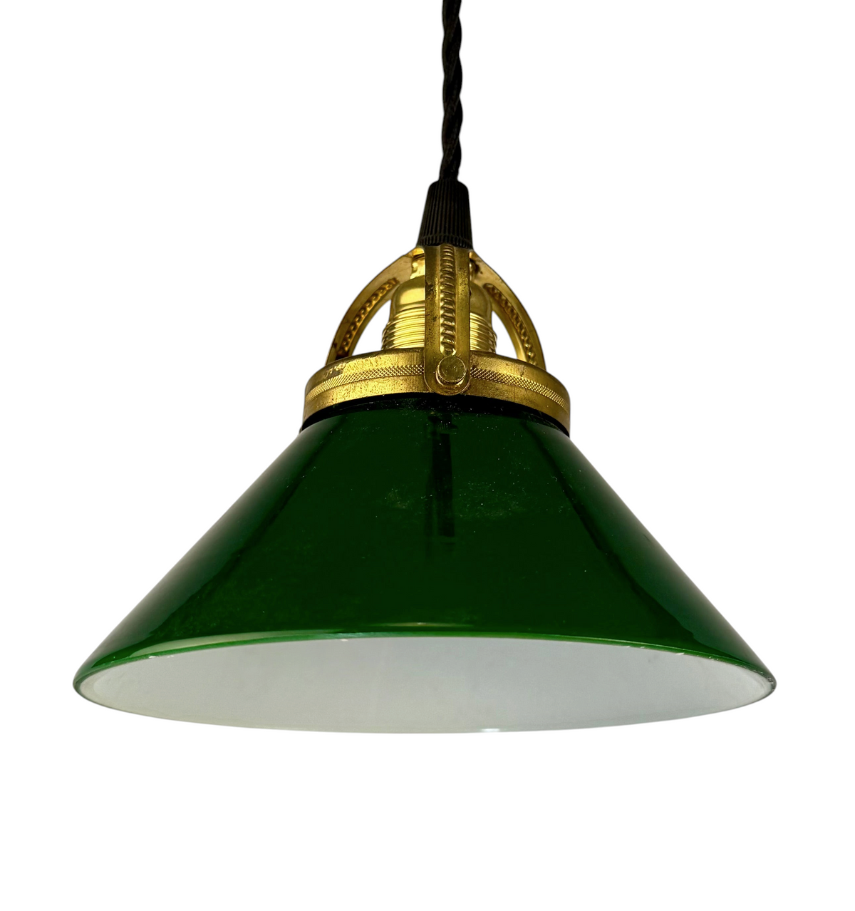 Modighus.se liten skomakarlampa i grönt glas med mässingsdetaljer och svart tvinnad textilkabel i vintagestil