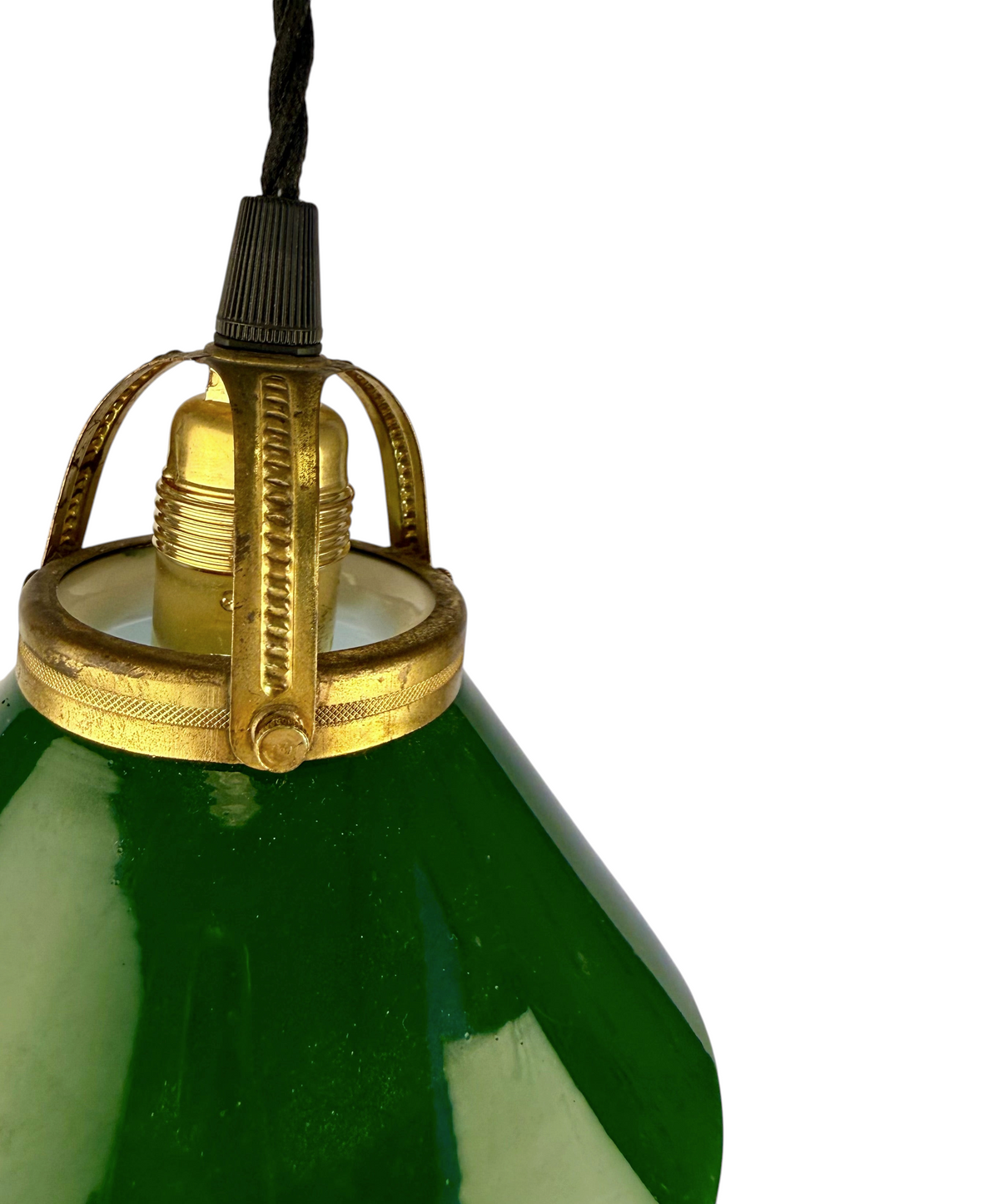 Modighus.se liten skomakarlampa i grönt glas med mässingsdetaljer och svart tvinnad textilkabel i vintageskick