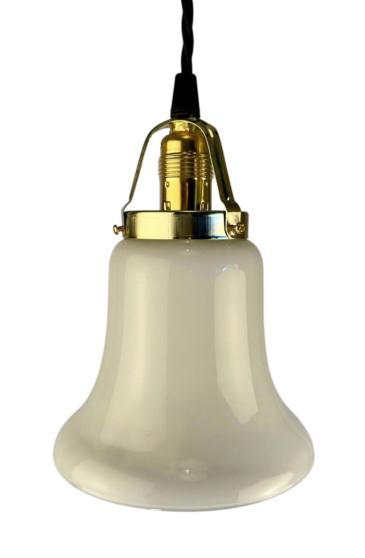 Modighus.se elegant vintage fönsterlampa i vitt glas med mässingsdetaljer och svart tvinnad textilkabel från 1960-talet