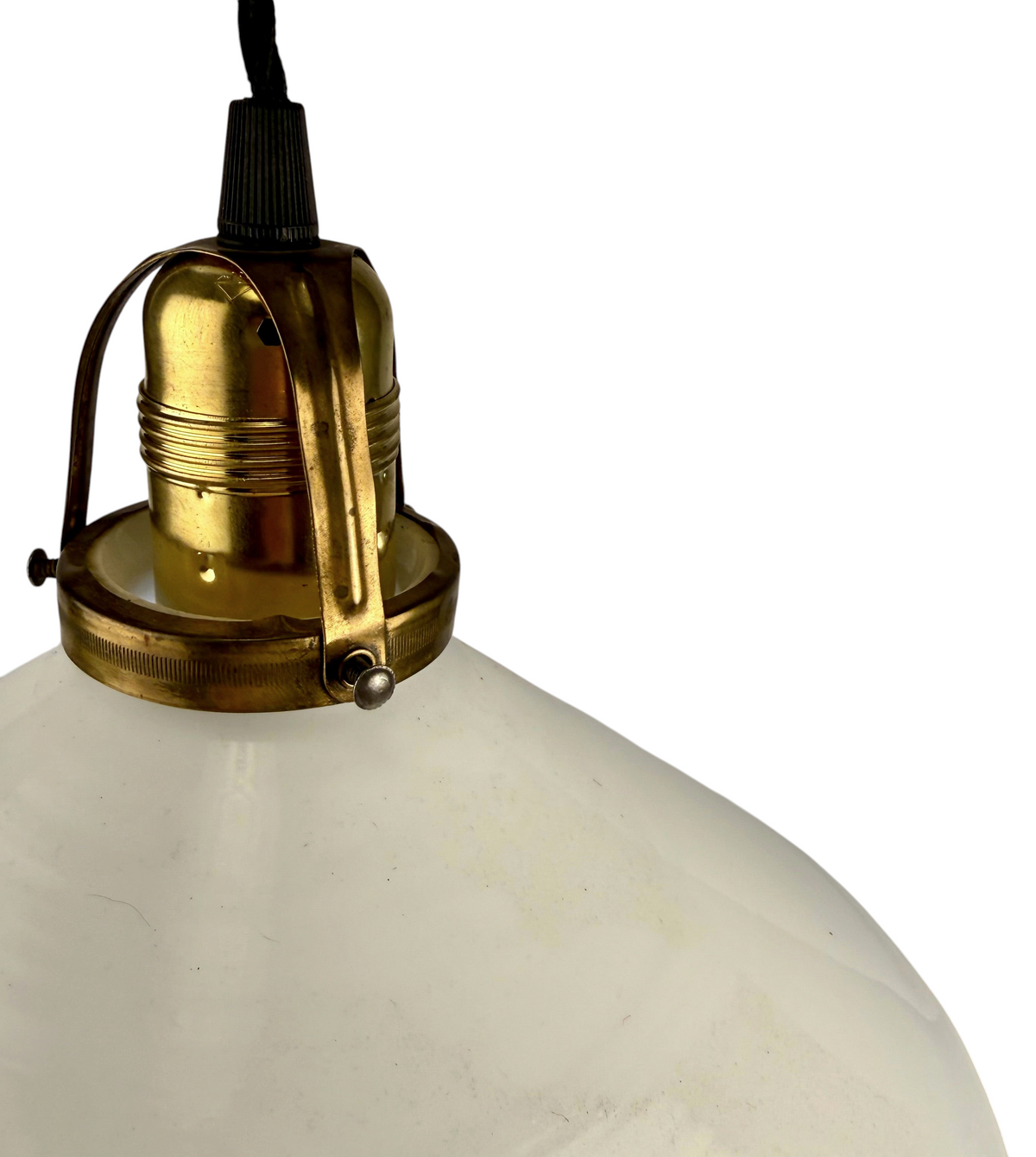 Modighus.se skomakarlampa med benvit handblåst glasskärm, mässingsfäste och svart textilkabel i vintagestil.