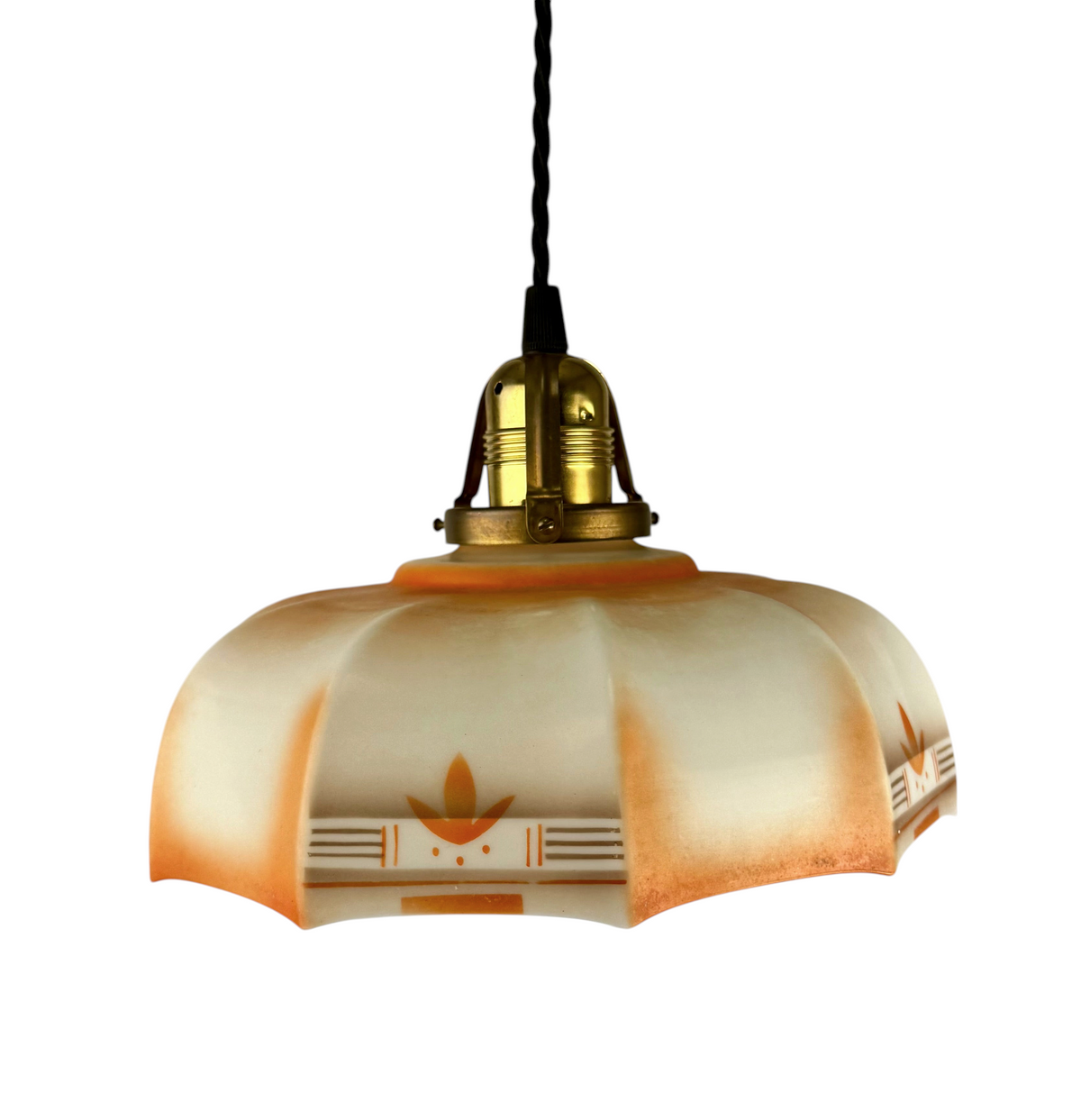 Modighus.se vintage kökslampa från 1920-talet i målat glas med orangea detaljer och mässingsfäste.