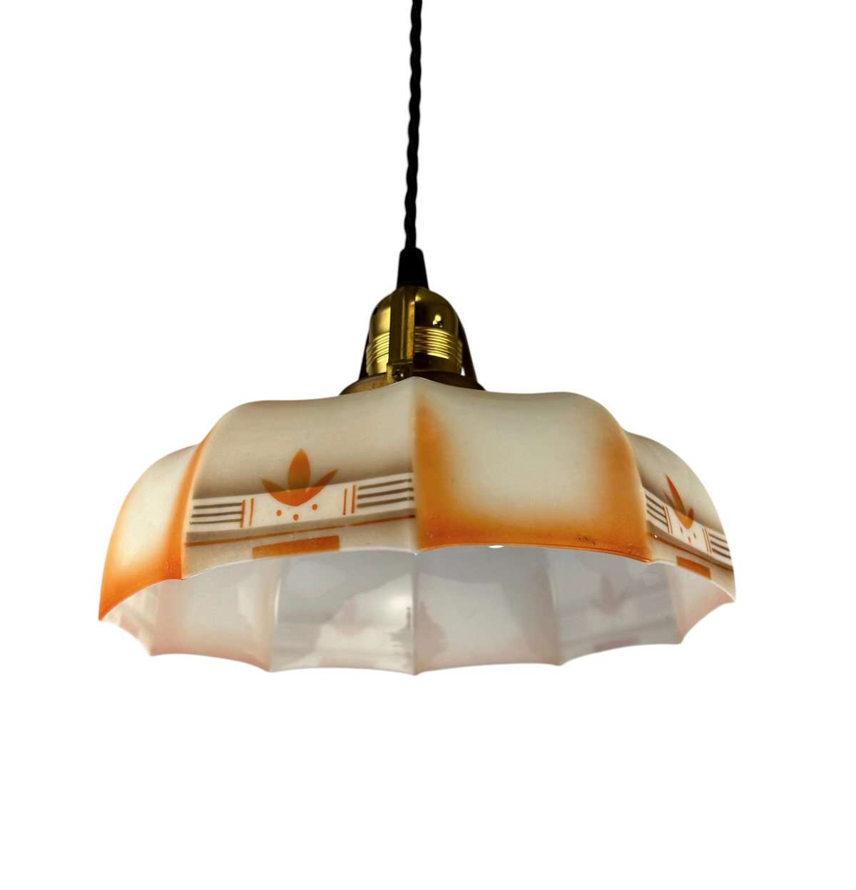 Modighus.se vintage kökslampa från 1920-talet i målat glas med orangea detaljer och mässingsfäste.