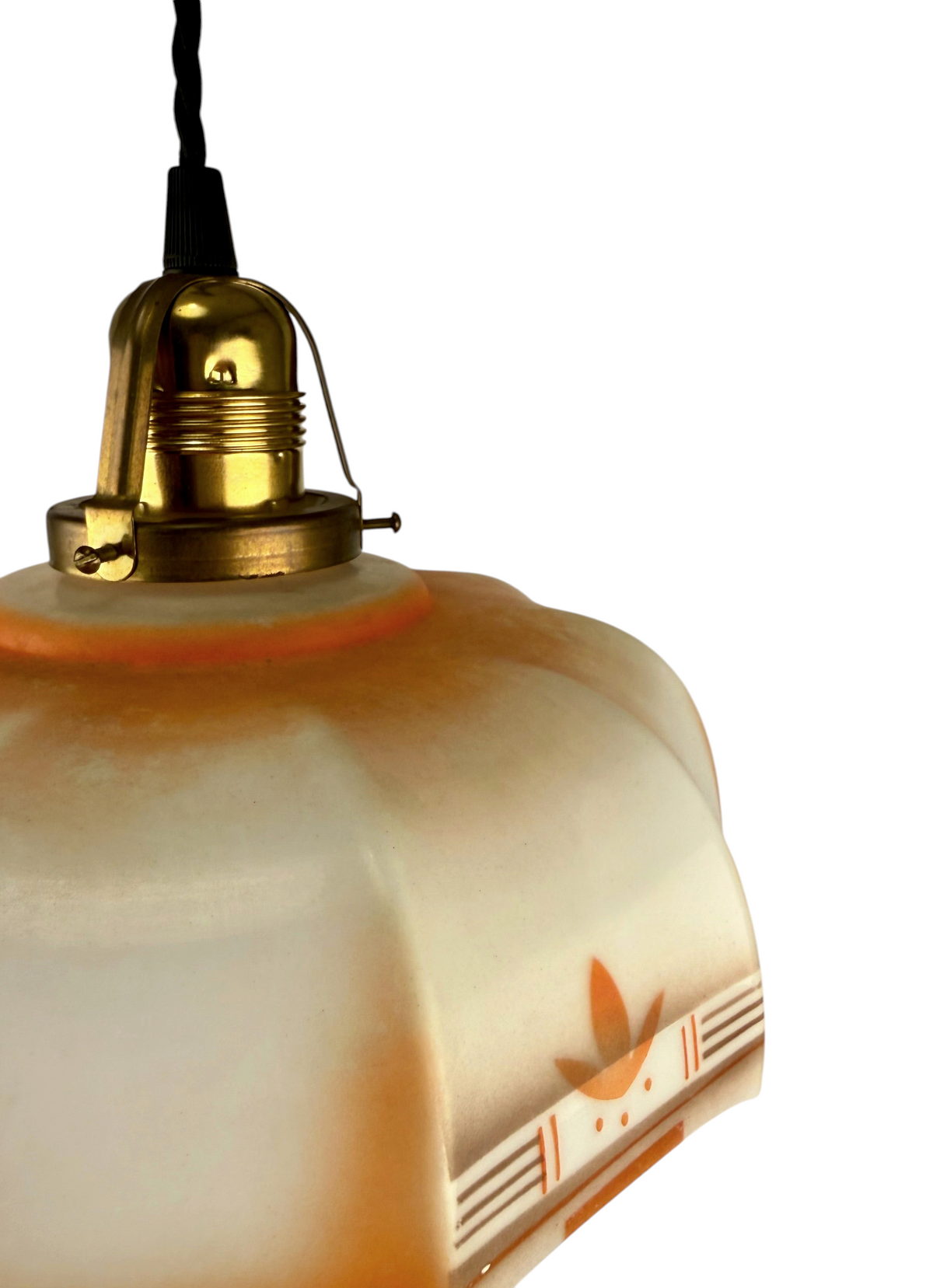 Modighus.se vintage kökslampa från 1920-talet i vit och orange målat glas med mässingsfäste och svart textilkabel