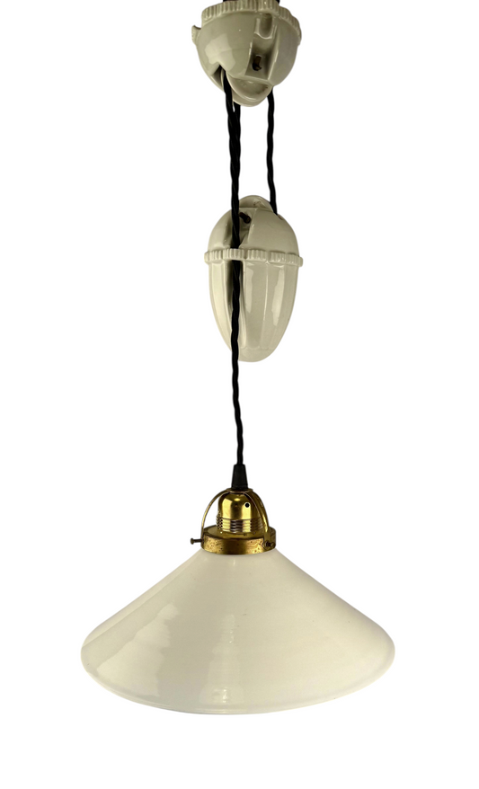 Modighus.se skomakarlampa med benvit handblåst glasskärm, mässingsdetaljer och klassisk porslinshiss i vintagestil.