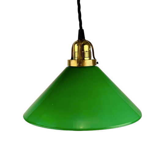 Modighus.se vintage skomakarlampa med grön glasskärm, mässingsdetaljer och svart tvinnad textilkabel.