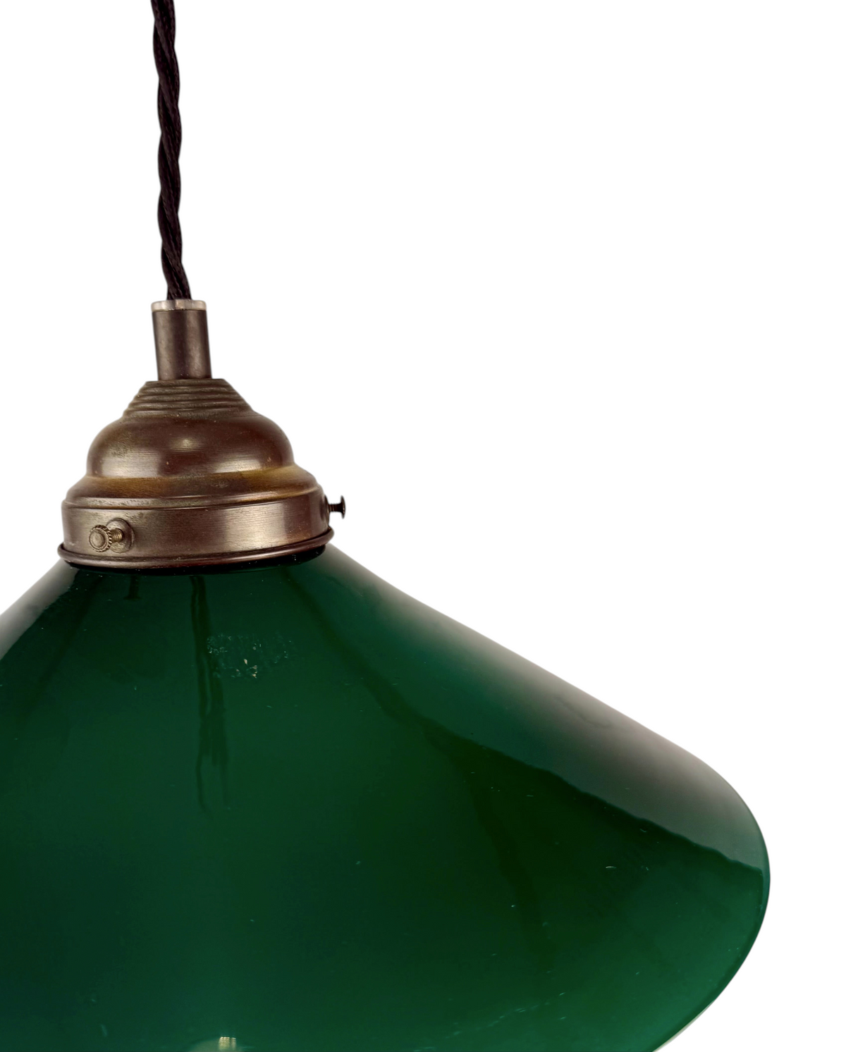 Modighus.se skomakarlampa med antik grön handblåst glasskärm och detaljer i oxiderad mässing med svart textilkabel.