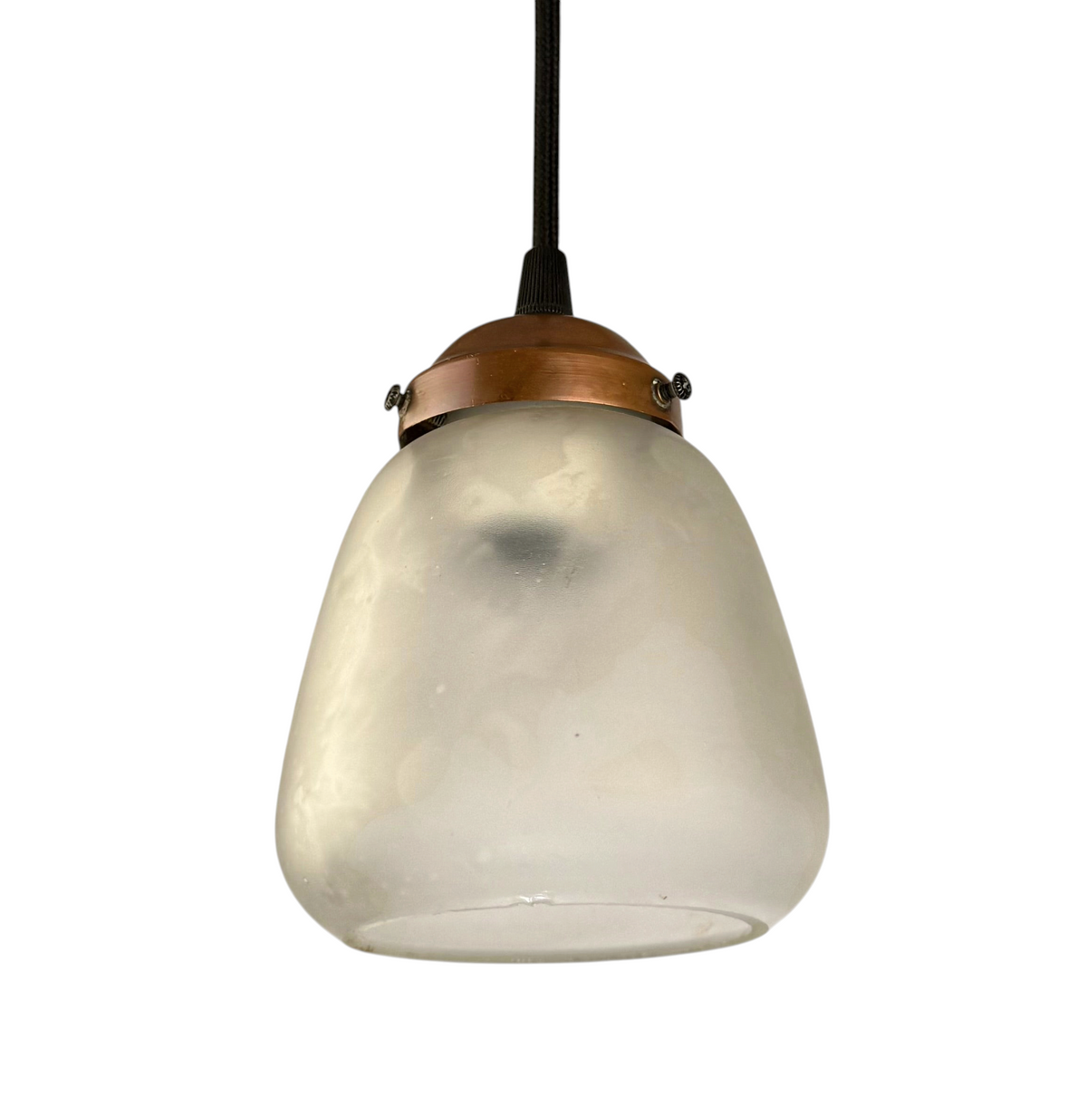 Modighus.se Jugen fönsterlampa med rundad kupa i frostat glas, kopparfäste och svart textilkabel i 1920-talsstil.