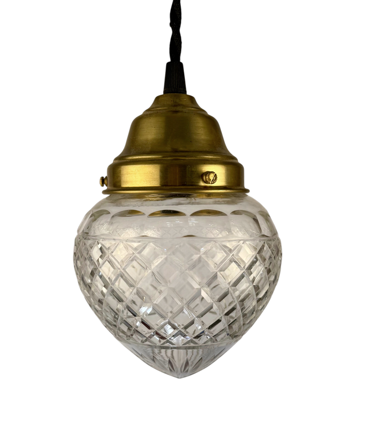 Modighus.se elegant fönsterlampa från 1920-talet med droppformad kupa i slipat glas och mässingsdetaljer.