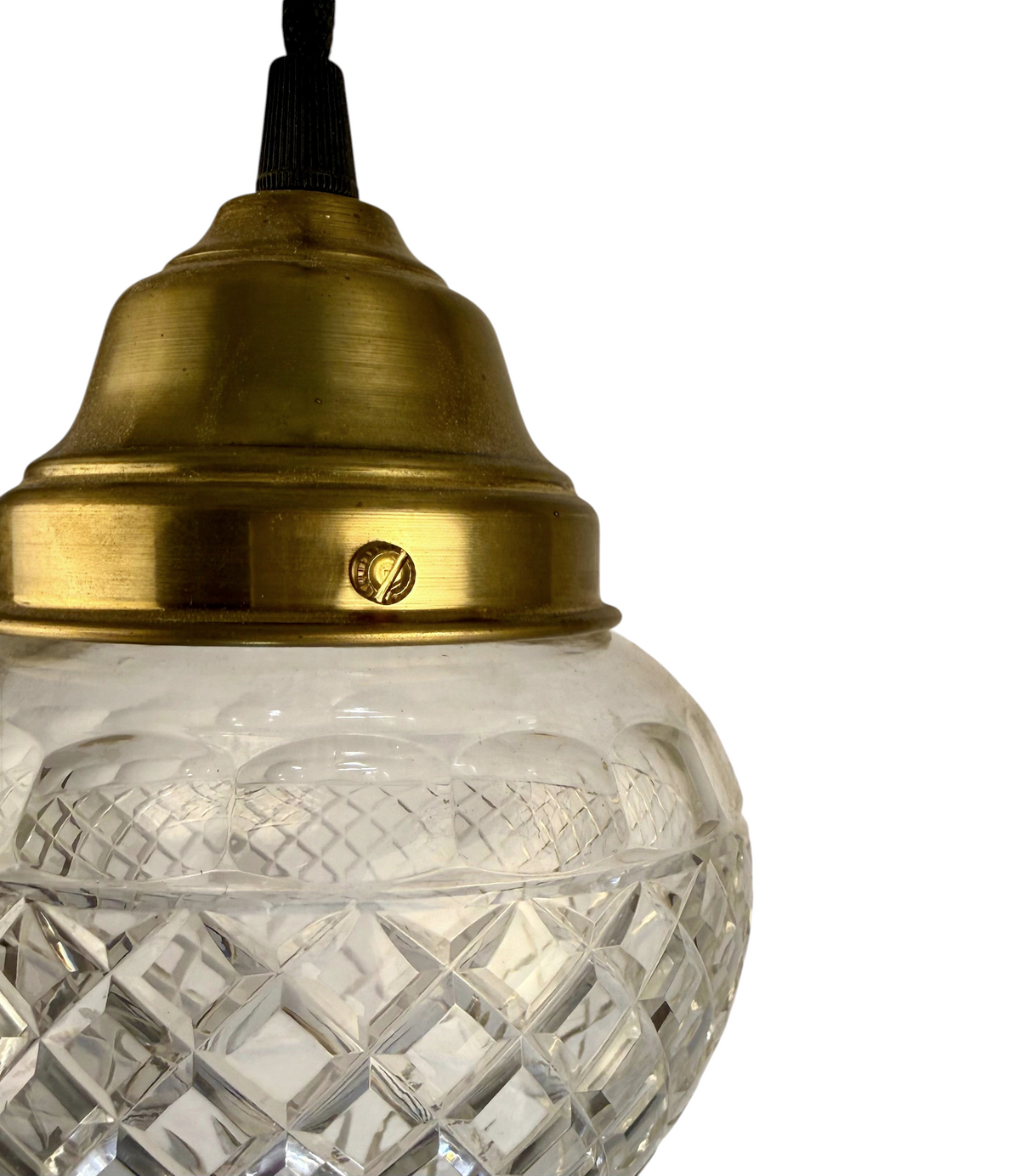 Modighus.se elegant fönsterlampa från 1920-talet med droppformad kupa i slipat glas och mässingsdetaljer.