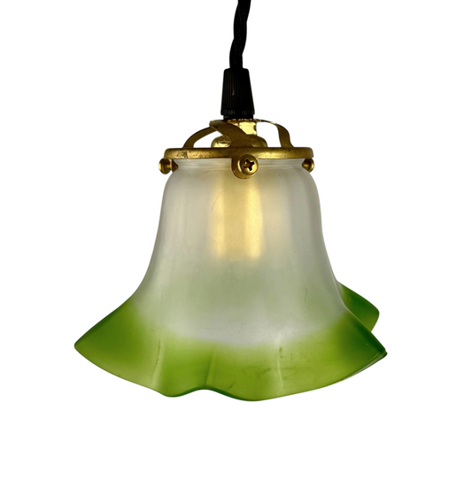 Modighus.se vintage fönsterlampa i frostat glas med grön kant och mässingsdetaljer, 1920-talsstil.