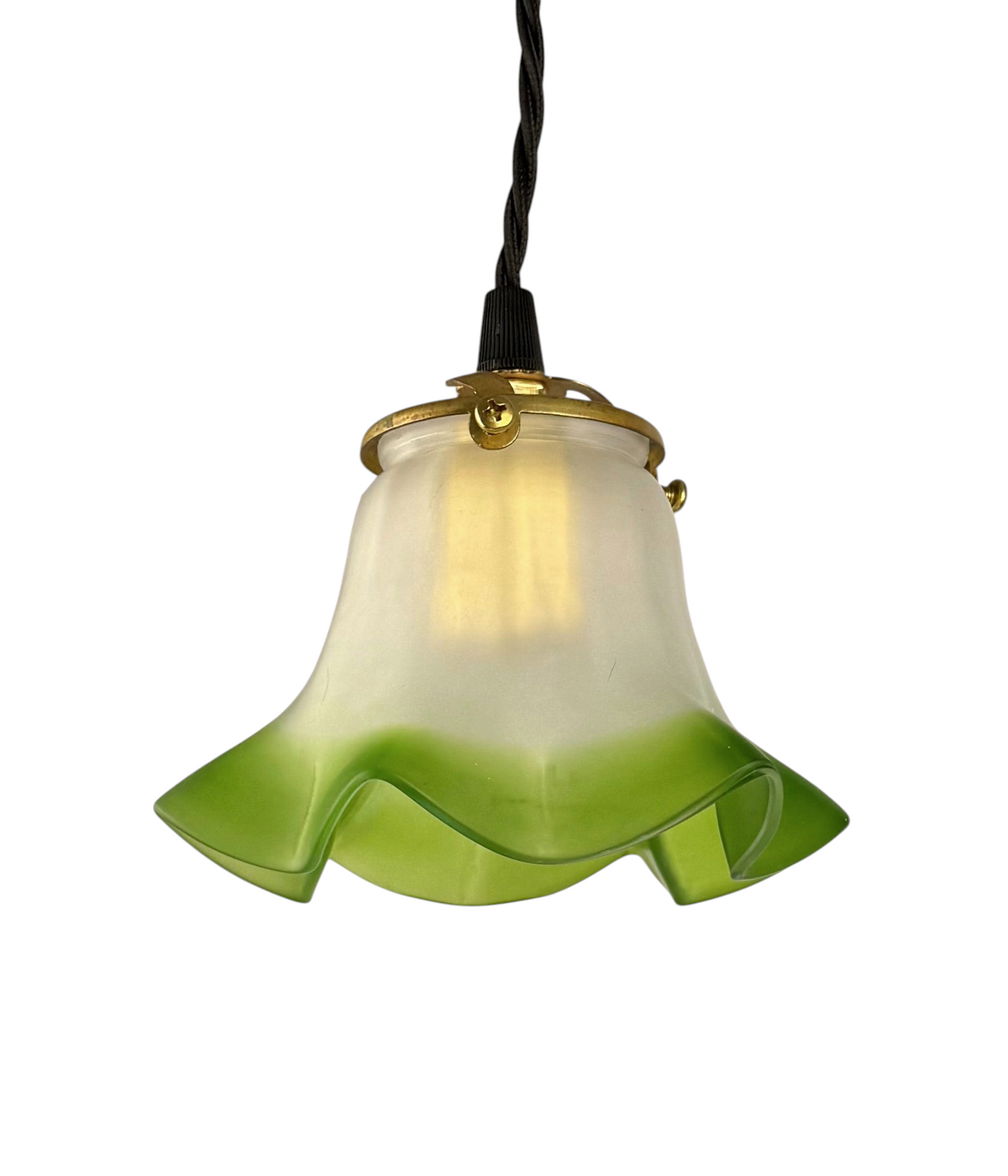 Modighus.se vintage fönsterlampa i frostat glas med grön kant, mässingsdetaljer och svart tvinnad sladd.