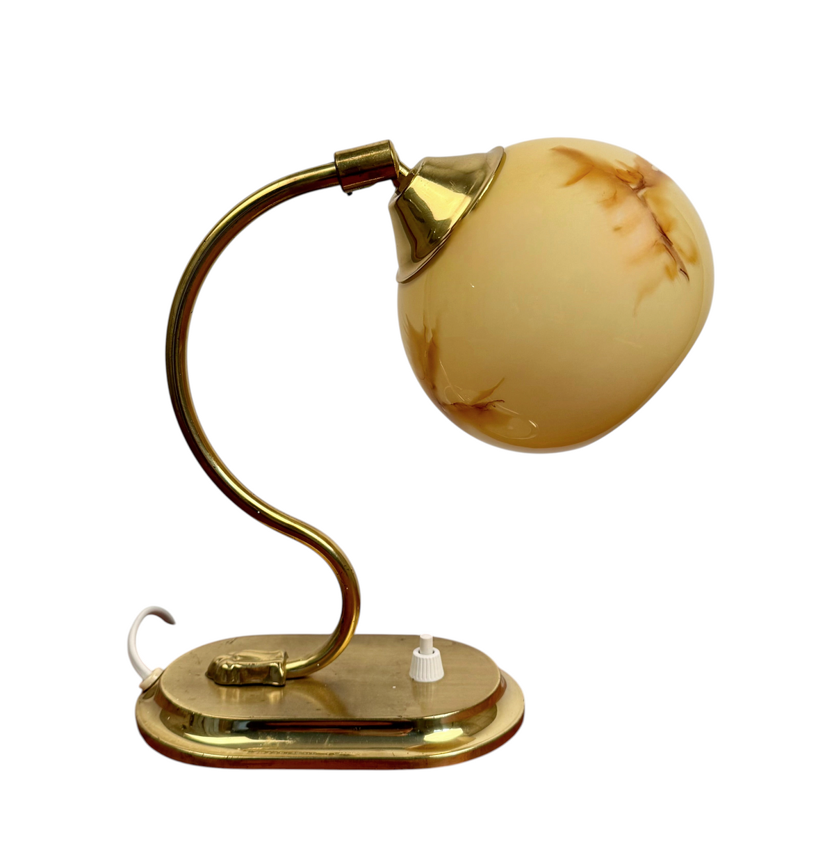 Modighus.se vintage bordslampa från 1940-talet i mässing med en rund kupa i gult marmorerat glas.
