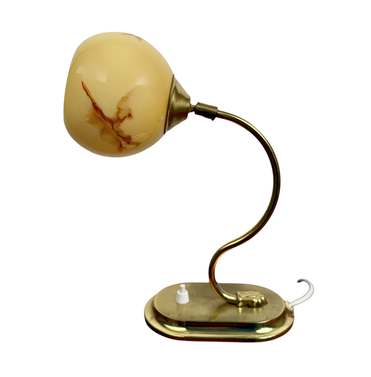 Modighus.se vintage bordslampa från 1940-talet i mässing med kupa i gult marmorerat glas.