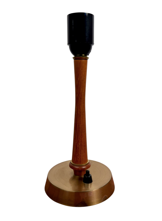 Modighus.se vintage lampfot i teak och mässing från 1950-talet med rund bas och elegant trästomme