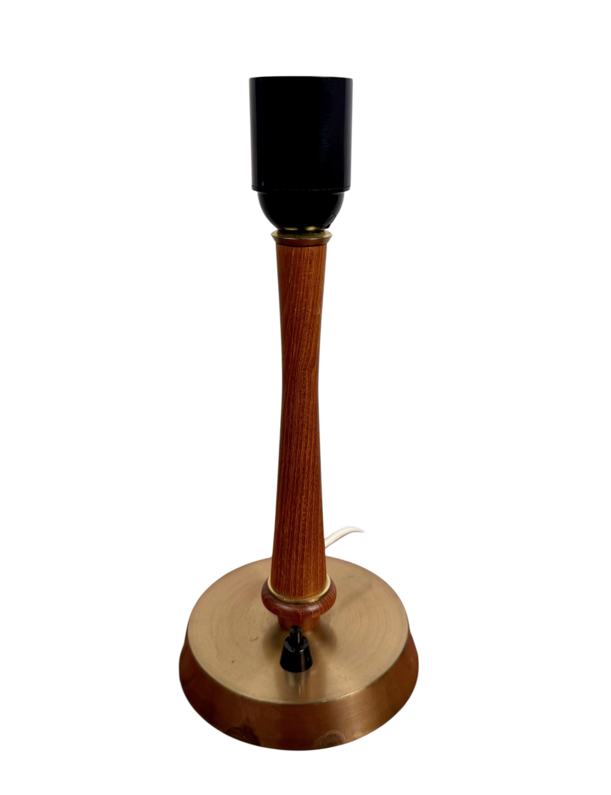 Modighus.se vintage lampfot i teak och mässing från 1950-talet med rund bas och svart lamphållare.