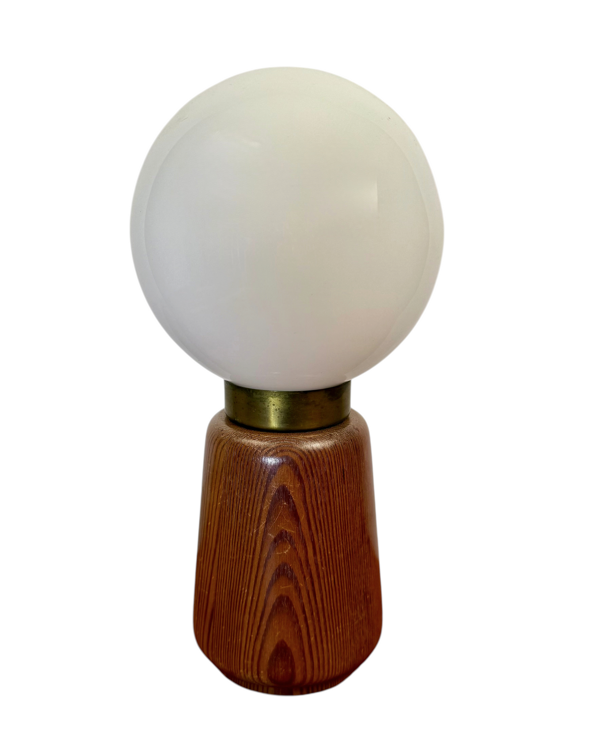 Modighus.se vintage bordslampa i furu med mässingsdetaljer och rund vit glaskupa från 1940-talet