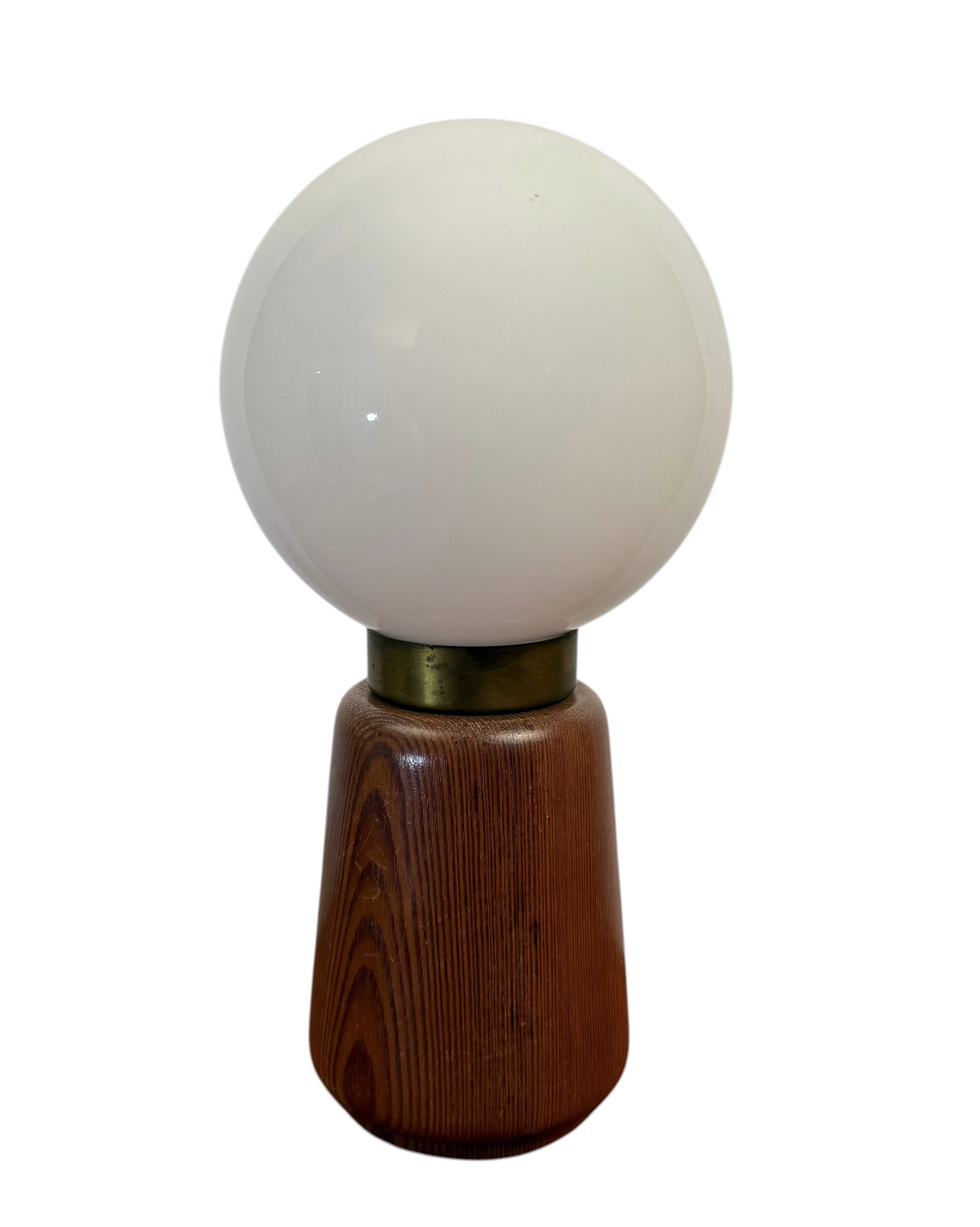 Modighus.se bordslampa från 1940-talet med fot i furu, mässingsdetaljer och en rund glob i vitt glas.