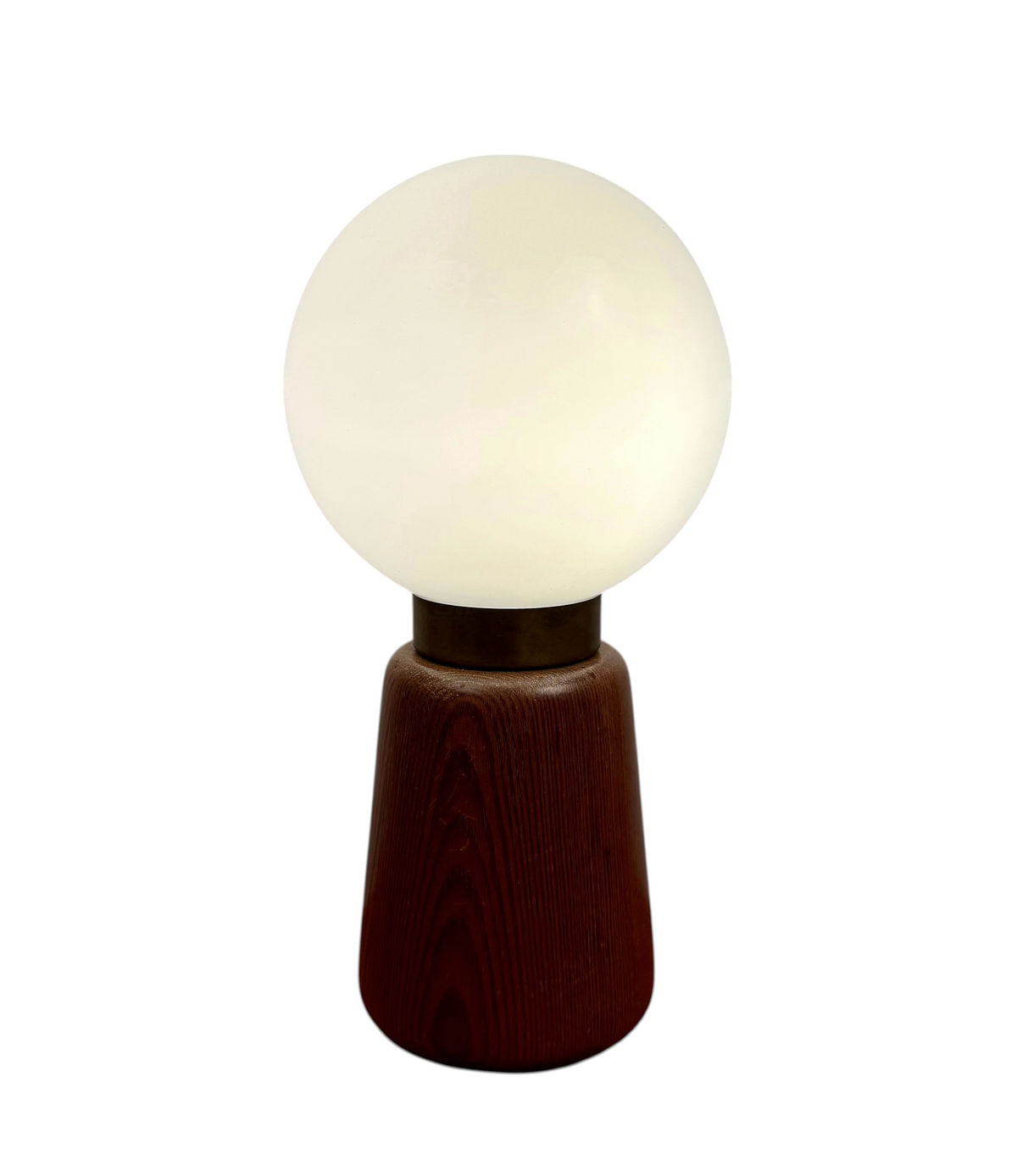 Modighus.se vintage bordslampa i furu med mässingsdetaljer och rund vit glaskupa från 1940-talet