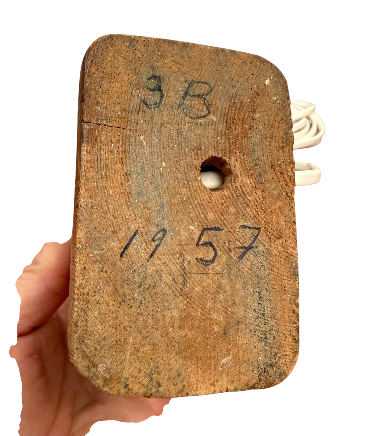 Undersidan av Modighus.se lampfot i furu från 1957 med handskriven text 3B och årtal.