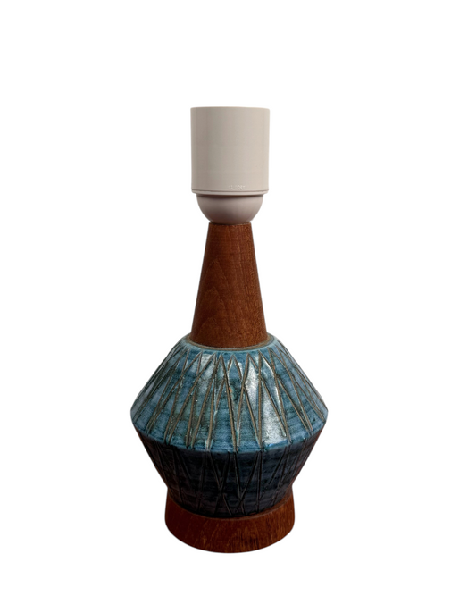 Modighus.se vintage lampfot i teak och blåglaserad keramik med geometriskt mönster från 1950-talet.