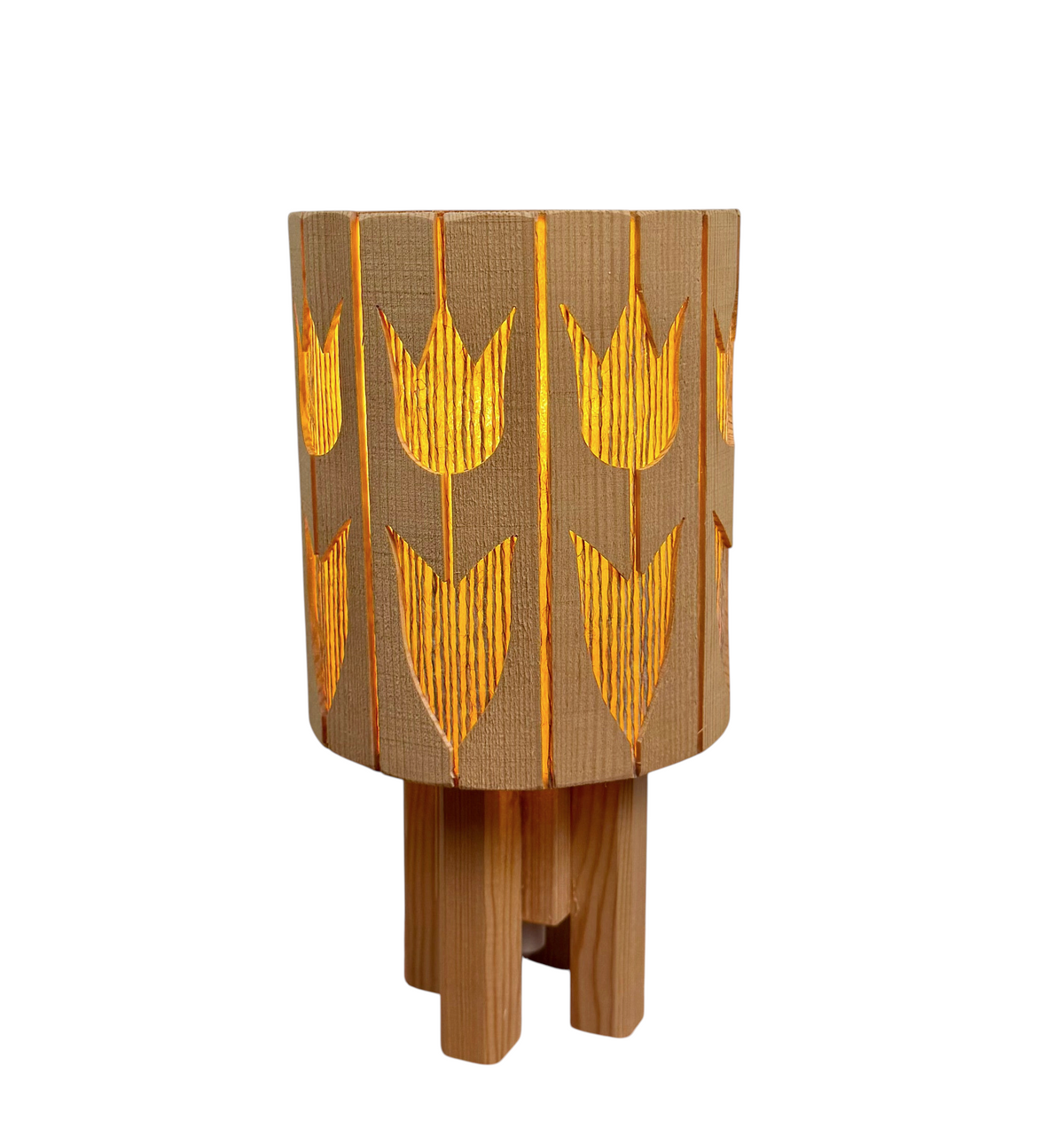 Modighus.se vintage lampa i furu med utskurna tulpanmönster och varmt orange tyg på insidan, 1960-tal.