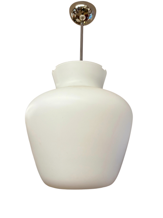Modighus.se ASEA taklampa i vitt frostat glas från 1940-talet med kromad pendel i vintageskick.